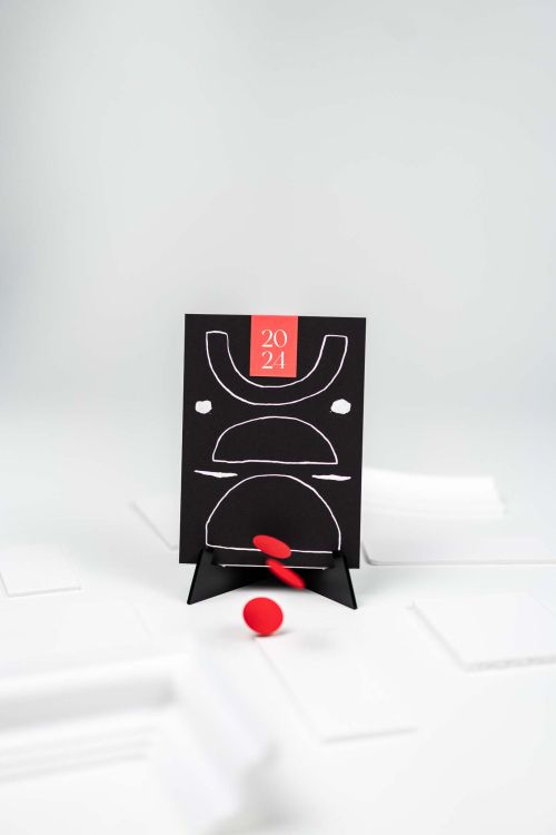 stalo kalendorius su stoveliu, stalinis kalendorius lapeliais