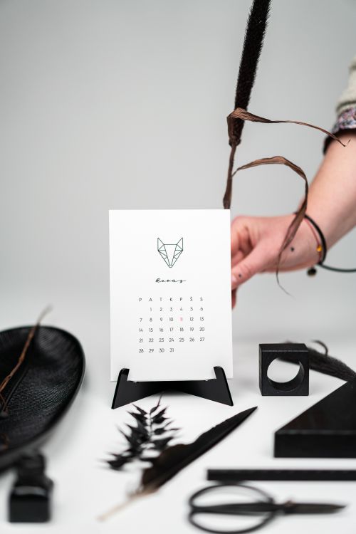 stalo kalendorius su stoveliu, stalinis kalendorius lapeliais su iliustracijom