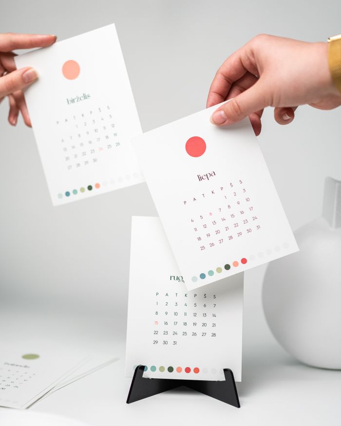 minimalistinio dizaino stalo kalendorius su stoveliu, stalinis kalendorius lapeliais