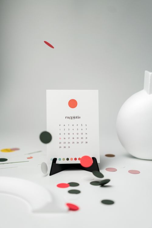 stalo kalendorius su stoveliu, stalinis kalendorius lapeliais su iliustracijom