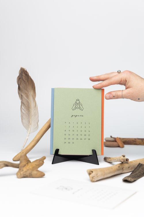 stalo kalendorius su stoveliu, stalinis kalendorius lapeliais