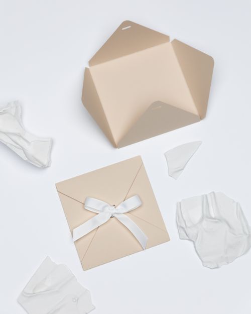 kvadratiniai spalvoti sulankstomi vokai – dėkliukai su kaspinu