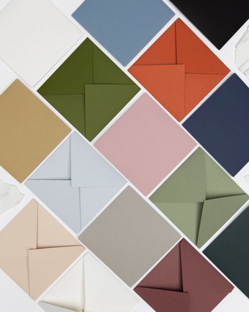 kvadratiniai spalvoti sulankstomi vokai – dėkliukai kvietimu, dovanu kuponu pakavimui