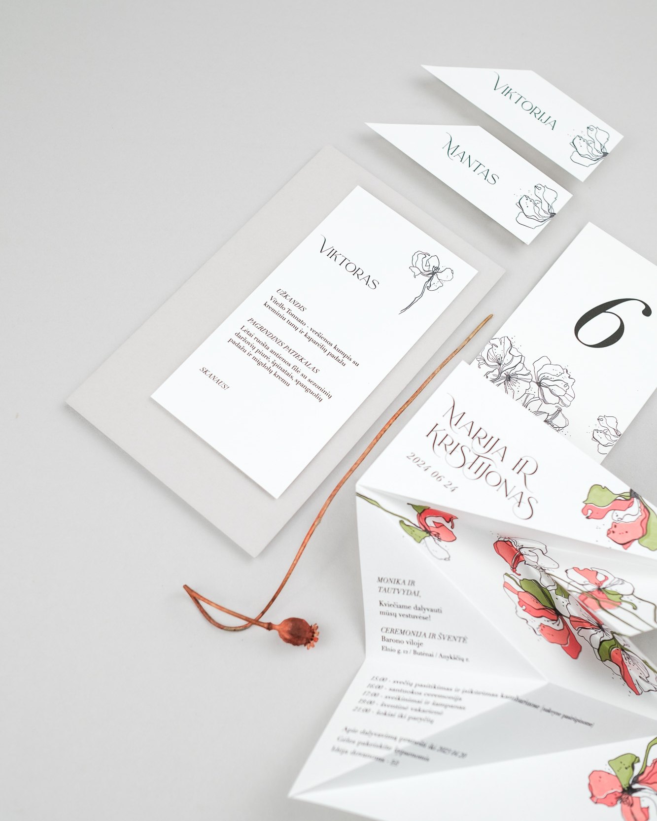 sulankstomi vestuvių kvietimai su gėlėmis