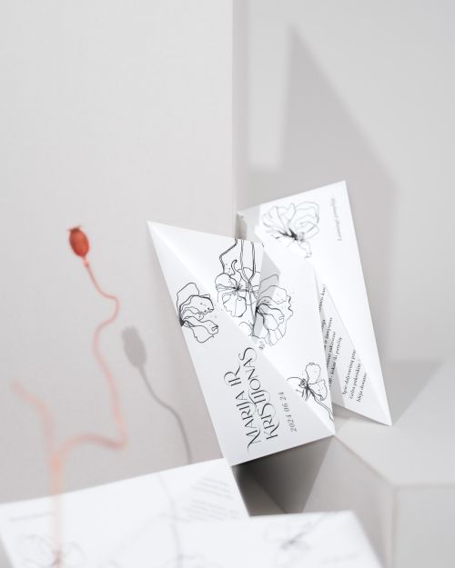 sulankstomi vestuvių kvietimai su gėlėmis