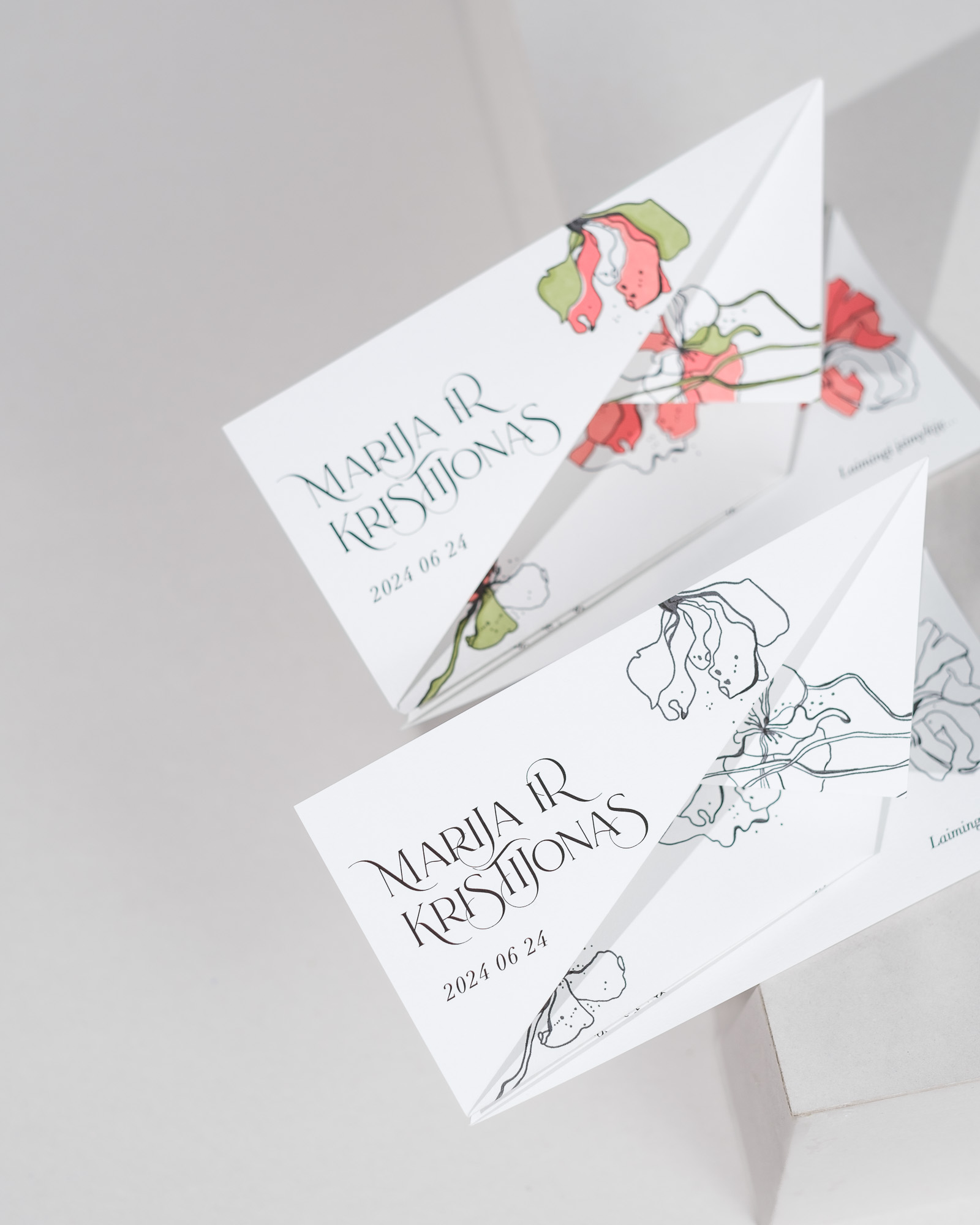 sulankstomi vestuvių kvietimai su gėlėmis