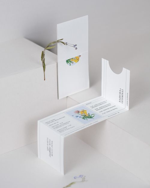 sulankstomi vestuvių kvietimai su gėlėmis