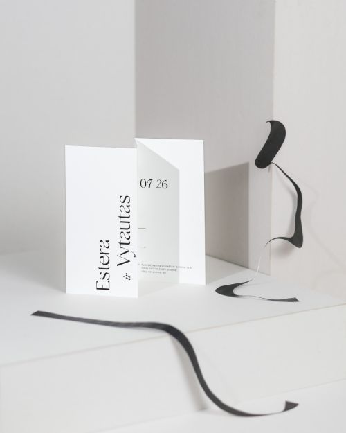 elegantiškas modernus sulankstomas vestuvių kvietimas su jaunųjų vardais ant viršelio