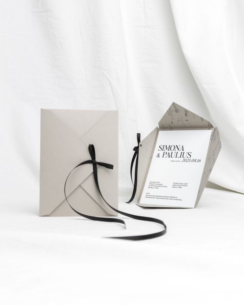 elegantiškas modernus sulankstomas vestuvių kvietimas su kaspinėlio detale