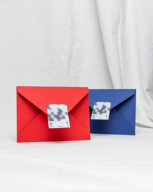 elegantiškas modernus sulankstomas vestuvių kvietimas su šešėlių nuotrauka